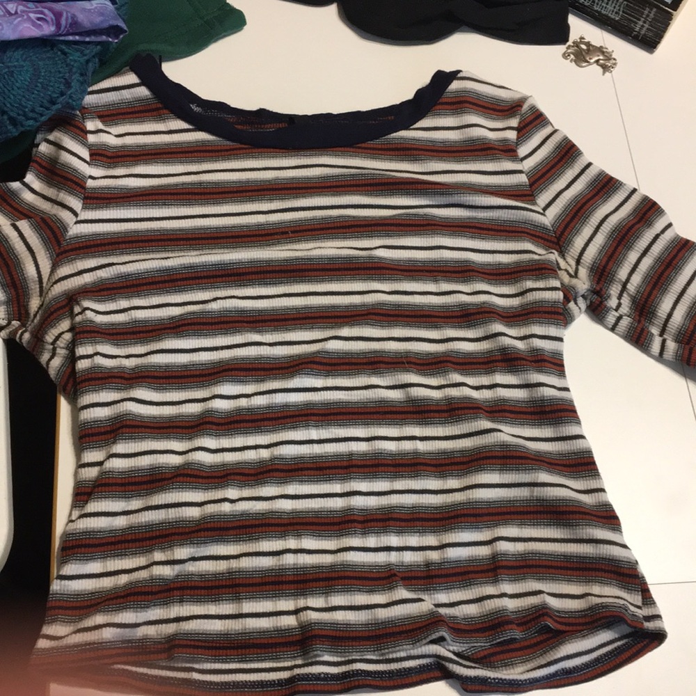 Cropped mid arm length shirt